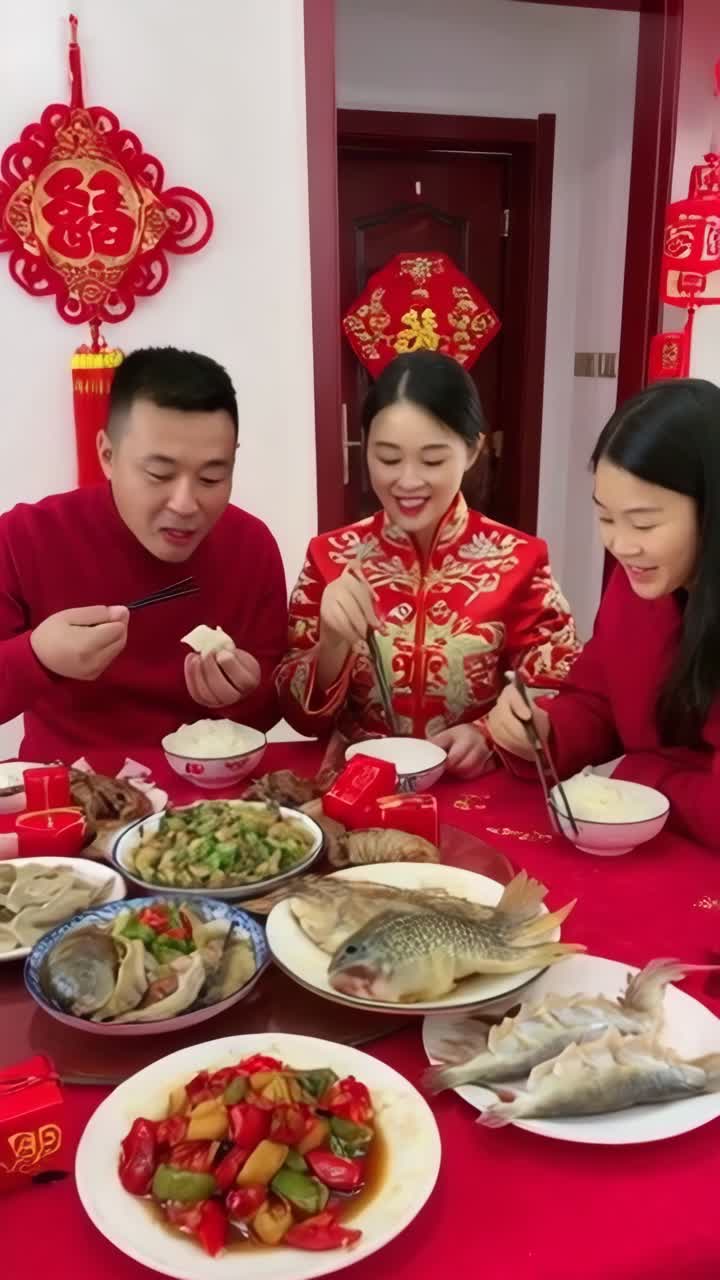 Sebuah keluarga Asia sedang makan malam bersama, perayaan Tahun Baru Imlek