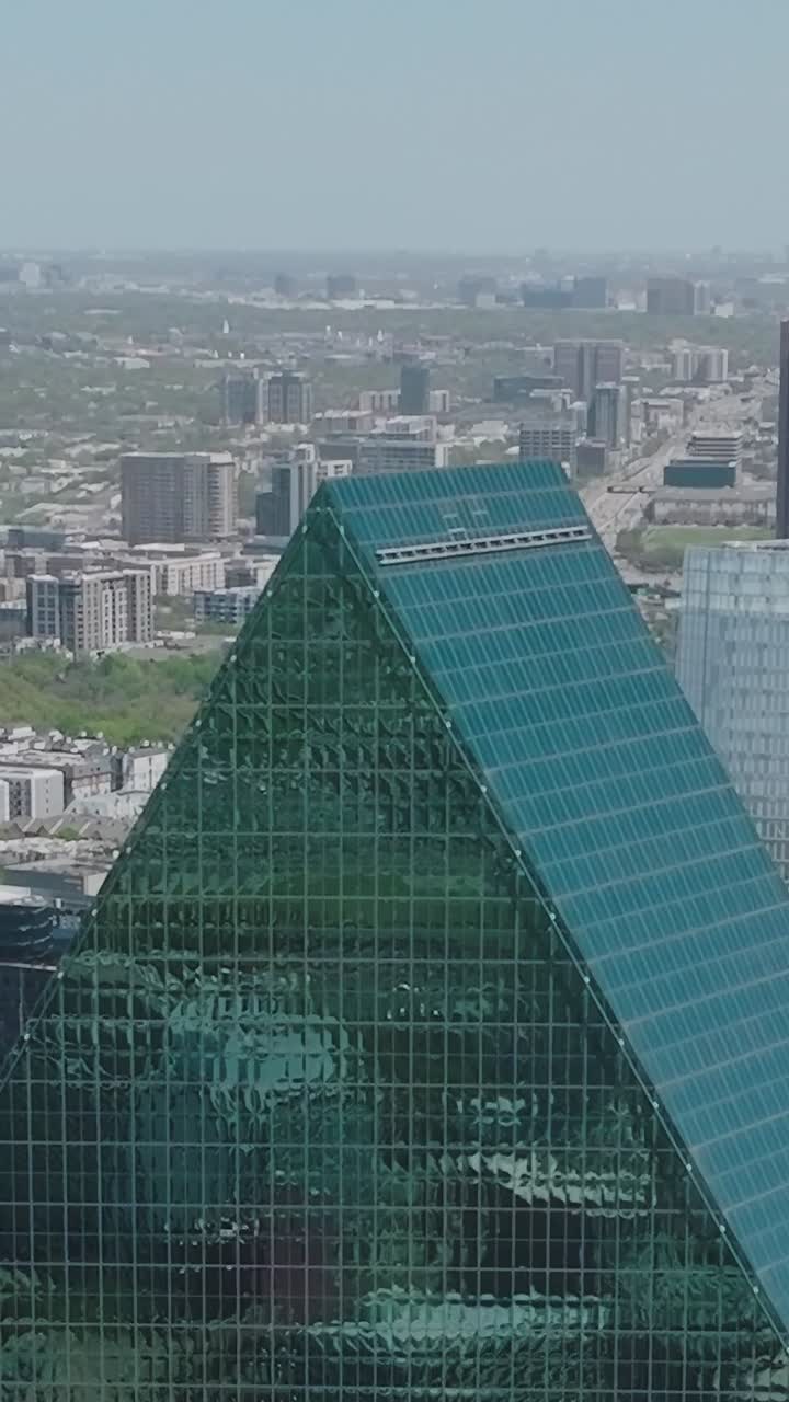 Vista dos edifícios do centro de Dallas de cima, mostrando a arquitetura moderna
