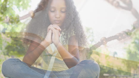 animación de chica biracial orando y rosario con la santa biblia