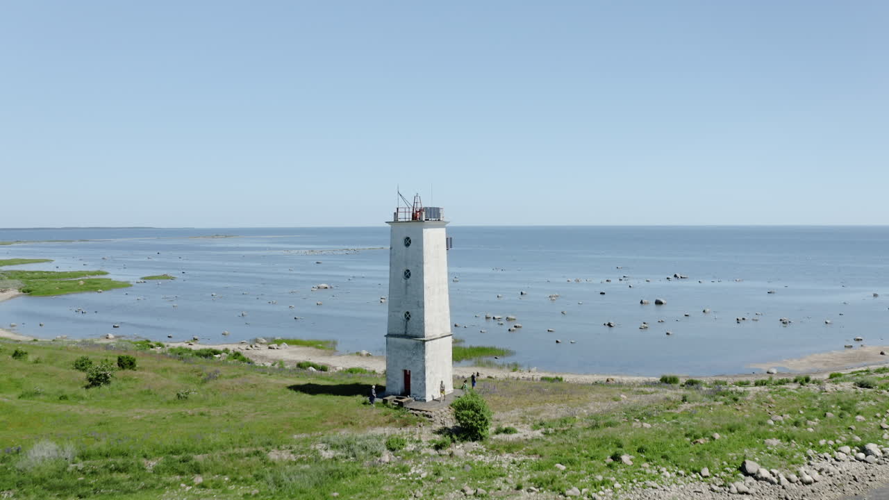 кинематографическая съемка побережья с белым маяком в сааремаа, эстония