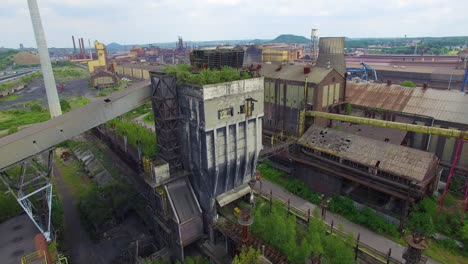 Imágenes-Aéreas-De-Drones-De-Una-Antigua-Fábrica-De-Carbón-De-Coque-Abandonada-Carsid-En-Charleroi