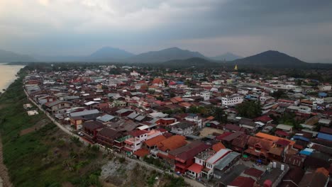 Paisaje-Aéreo-Del-Distrito-De-Chiang-Khan-Junto-Al-Río-Mekong-En-Tailandia,-Drones-Vuelan-Hacia-Adelante