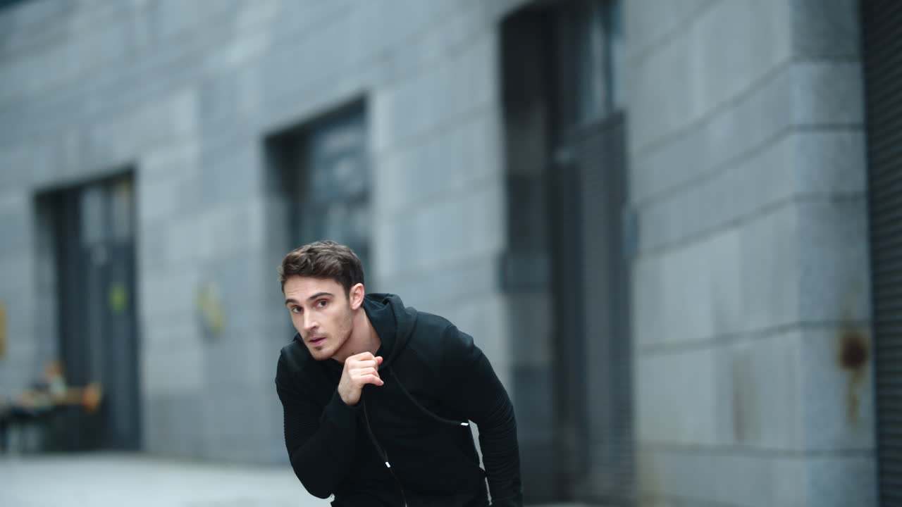 야외 운동 에서 피스트  ⁇ 치 를 훈련 하는 젊은  ⁇ 박스 선수