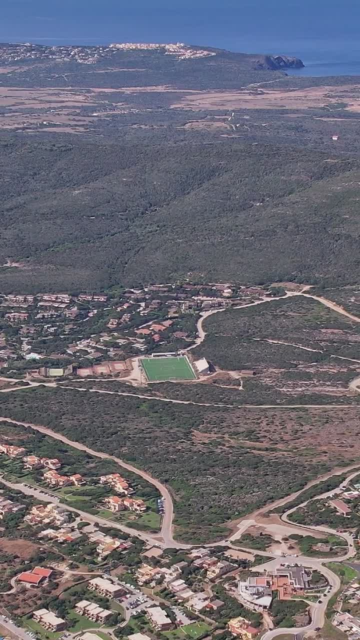Vista di una zona costiera in Sardegna sotto un cielo sereno durante il giorno
