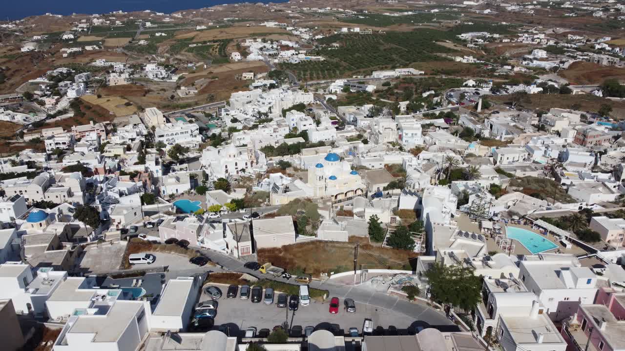 mirando por encima de thira en santorini desde los cielos