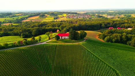 Atemberaubende-4K-Drohnenaufnahmen-Von-Železne-Dvar,-Beleuchtet-Durch-Sonnenlicht