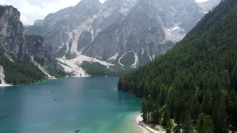 espectacular vista aérea sobre el prístino lago braies, italia las dolomitas