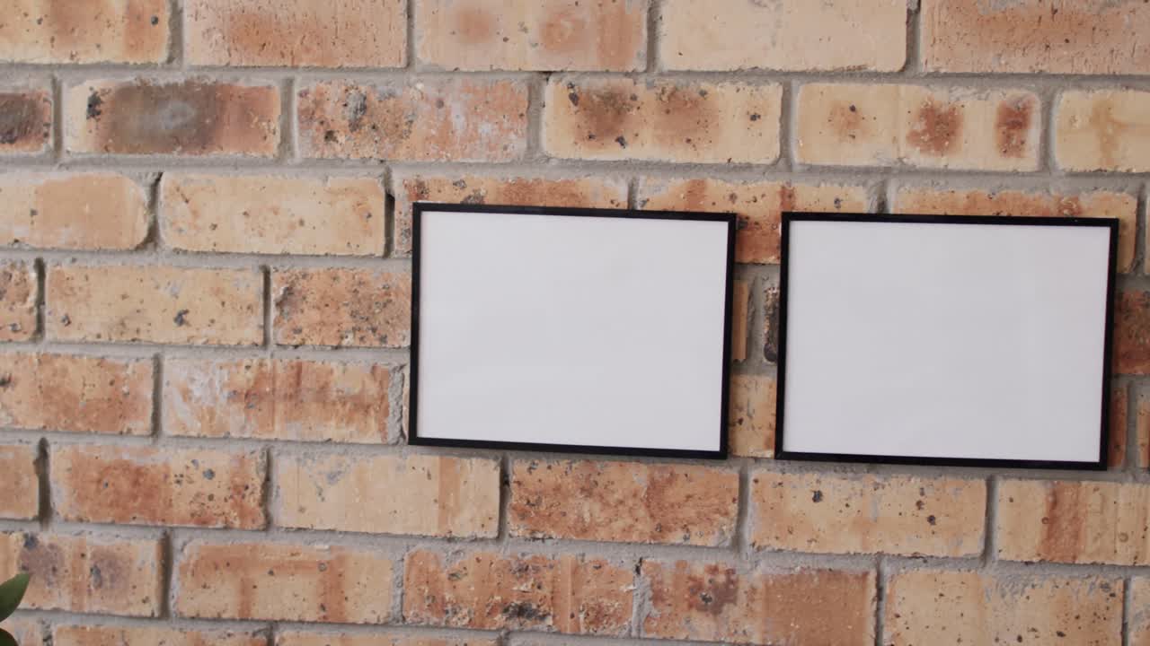 marcos de madera con espacio de copia sobre un fondo blanco contra una pared de ladrillo