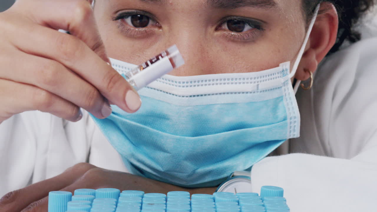 una giovane scienziata attraente che lavora con la medicina