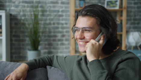 hombre hablando por teléfono.