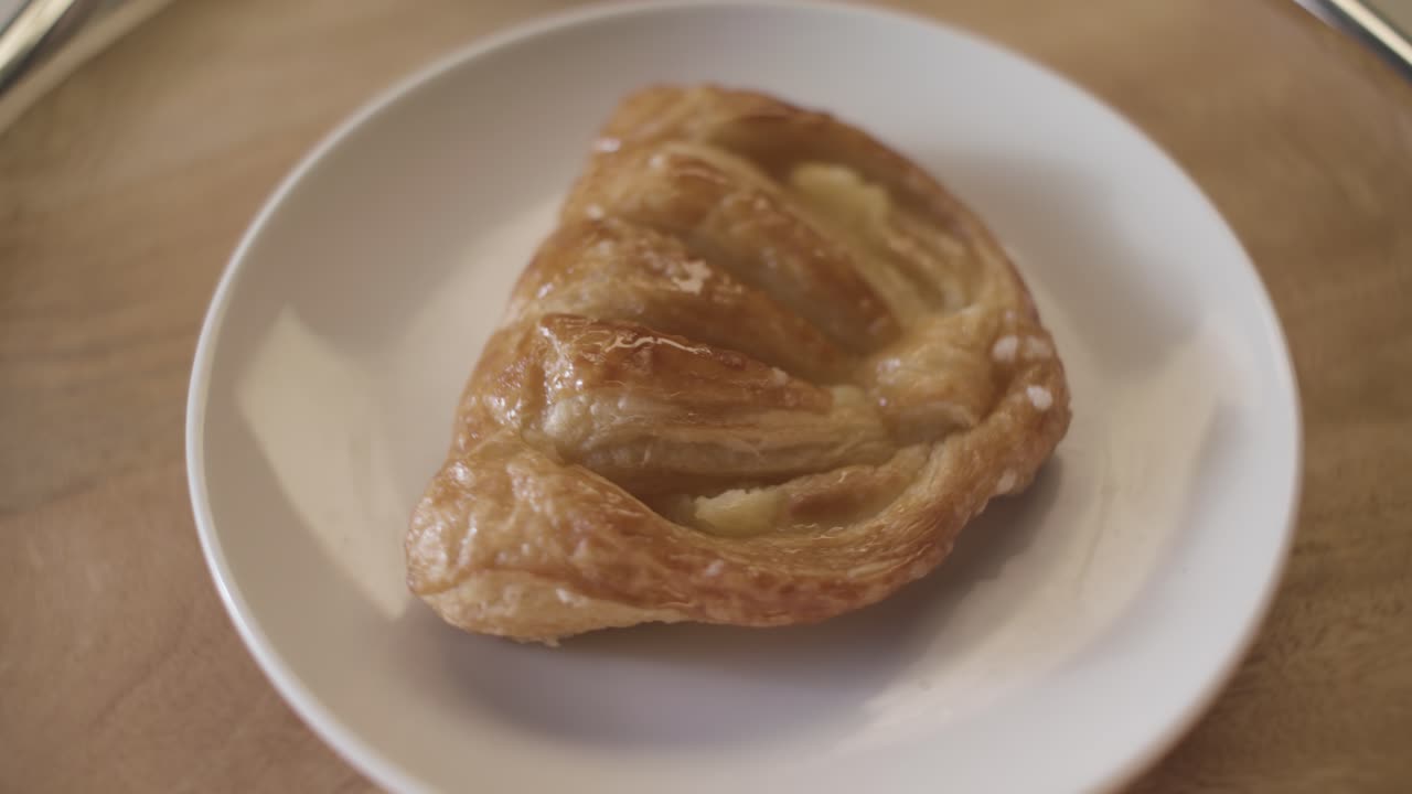 Un pezzo di pasticcino su un piatto bianco