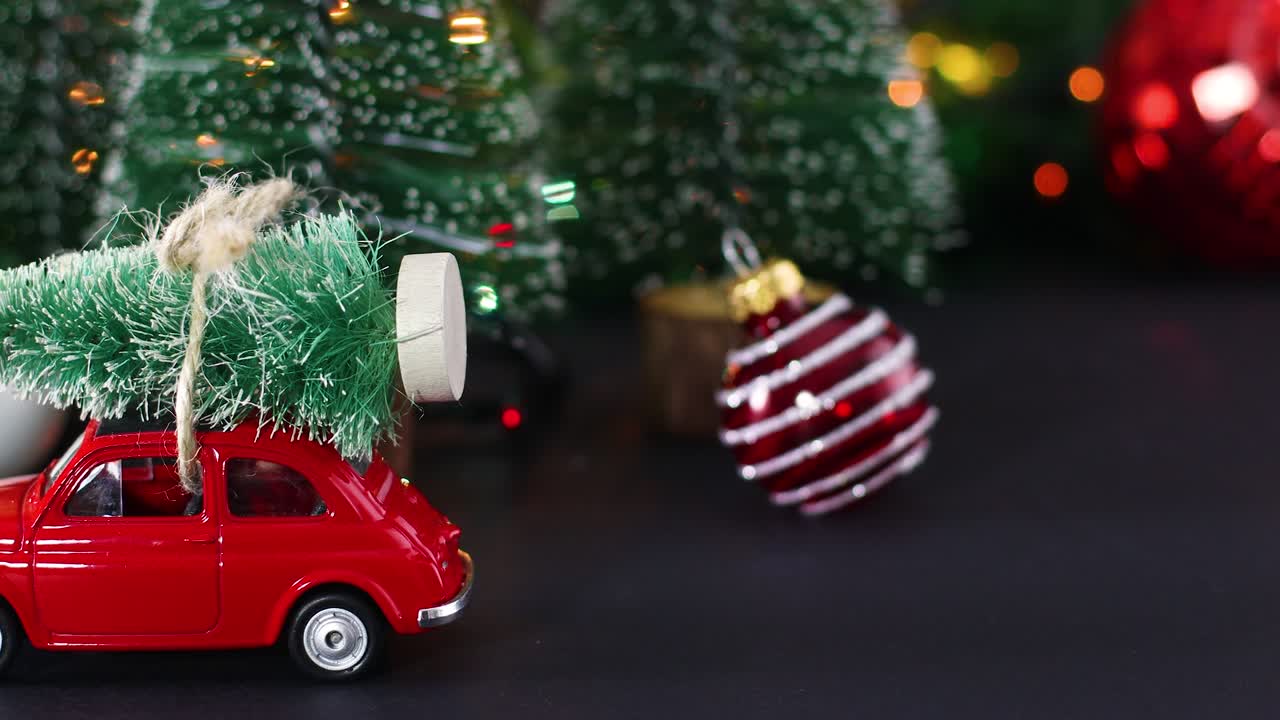 coche rojo vintage con árbol de navidad en el techo y decoración de navidad de invierno con luces parpadeantes