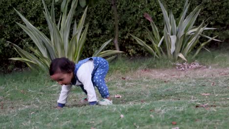 Lindo-Niño-Tratando-De-Caminar-En-El-Parque-De-Hierba-Verde-Desde-Diferentes-ángulos