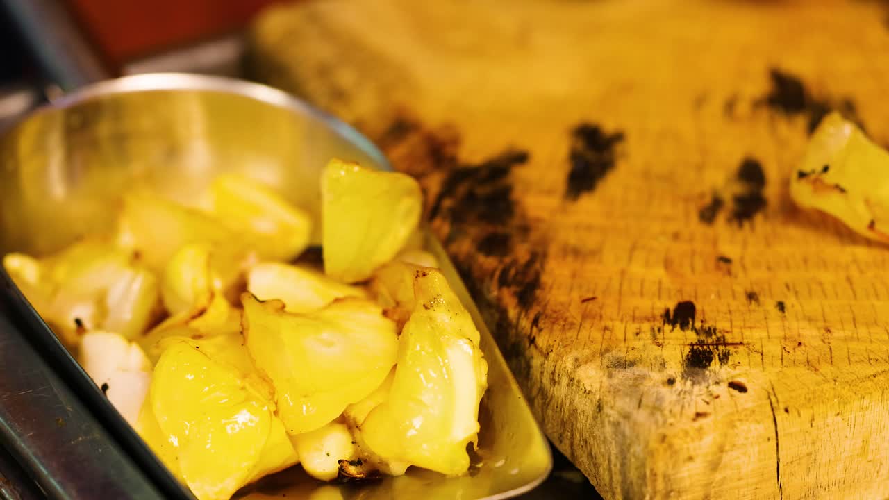 방 에서 파인애플 을 넣은 그릴 오징어 를 요리 하는 것