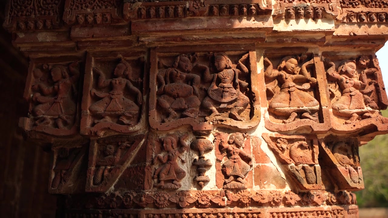 El Templo Madanmohan en Bishnupur es uno de los monumentos arquitectónicos del arte de terracota. Animales, aves, zafiro negro, 10 avatares y otras historias mitológicas están representados en su arquitectura
