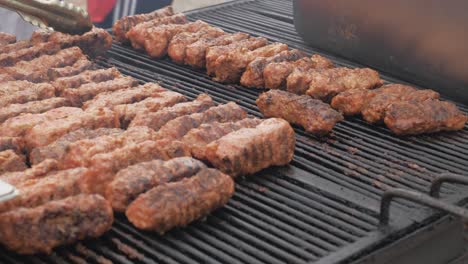 cocción de carne en la parrilla de barbacoa