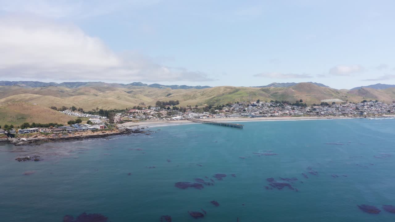 una amplia toma aérea de cayucos a lo largo de la costa central de california