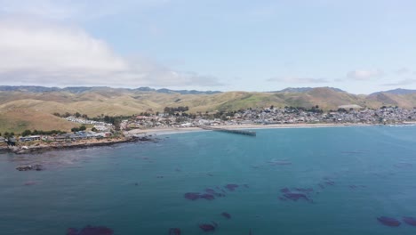una amplia toma aérea de cayucos a lo largo de la costa central de california