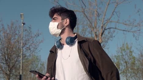 joven con máscara y auriculares