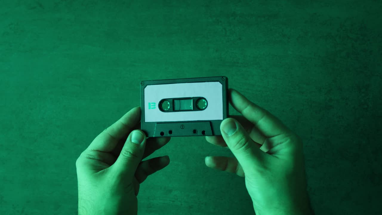 레트로 카세트 테이프를 들고 있는 손