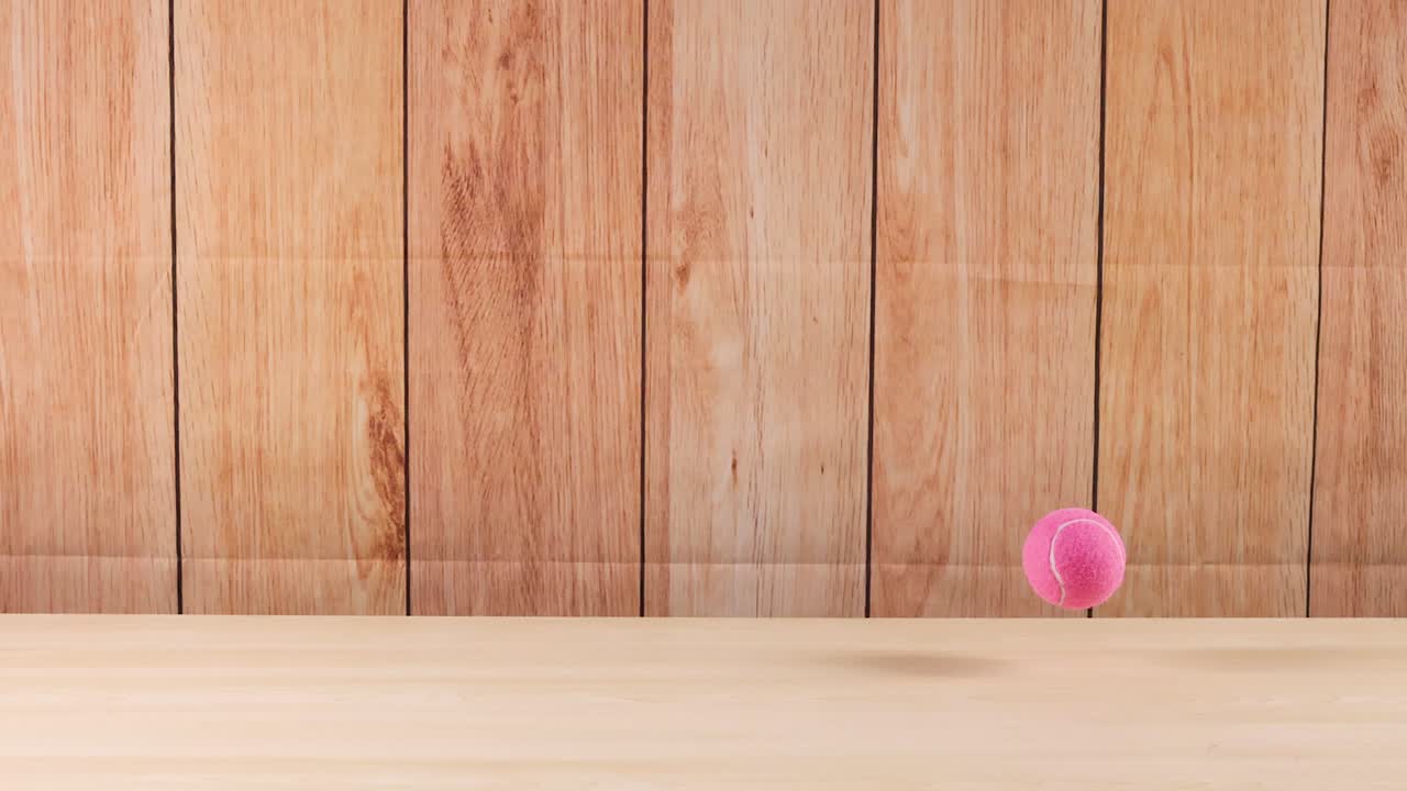 나무 표면에서 뛰는 분홍색 테니스 공
