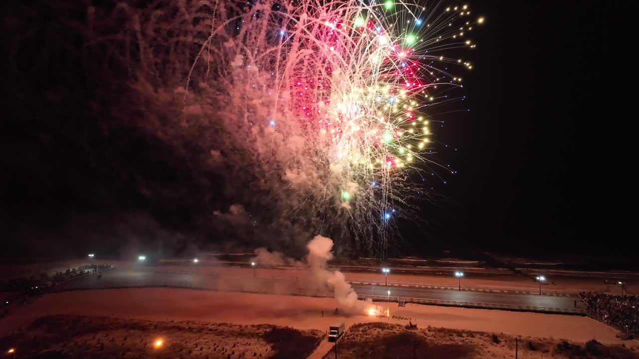 los fuegos artificiales del año nuevo comienzan a la vuelta de la medianoche en la playa de ocean city, nj.