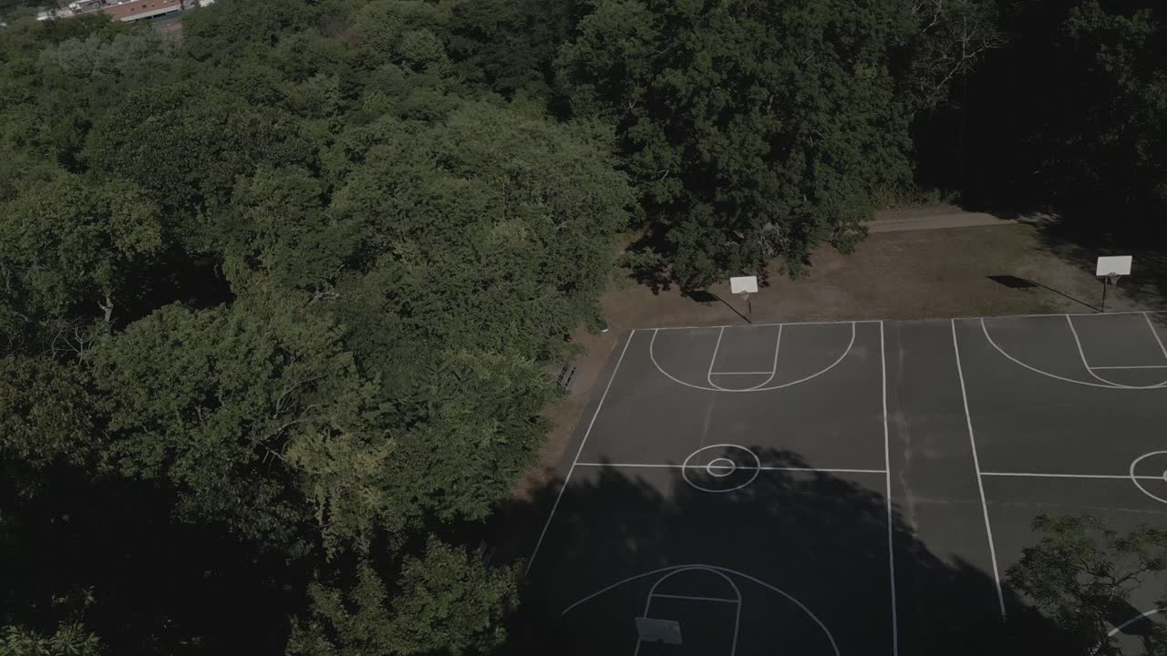 вид с воздуха на пустую черно-белую баскетбольную площадку в парке в прекрасный день
