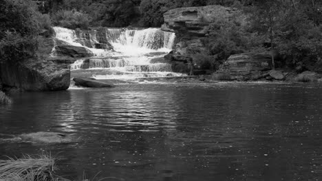 Tanner-Falls-En-El-Norte-De-Pennsylvania-Visto-Desde-Abajo-En-Verano-En-Blanco-Y-Negro