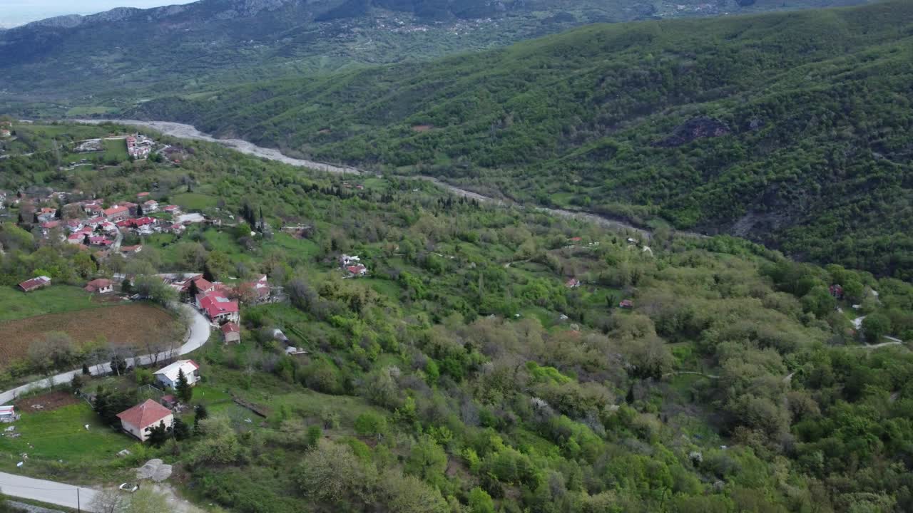 그리스 중부의 푸른 계곡과 그림 같은 작은 마을의 드론 사진 | 4k