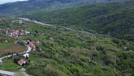 Toma-De-Drone-De-Un-Exuberante-Valle-Verde-Y-Un-Pequeño-Pueblo-Pintoresco-En-El-Centro-De-Grecia-|-4k