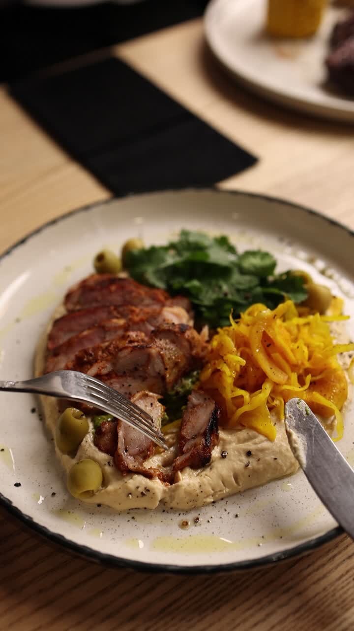 Pollo a la parrilla con hummus y ensalada
