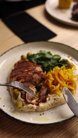 pollo a la parrilla con hummus y ensalada