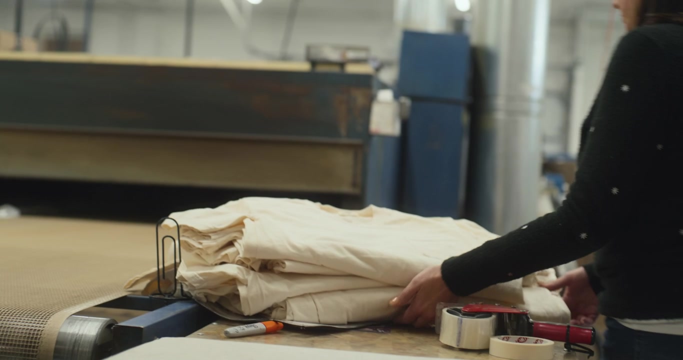 Piegare le magliette per la serigrafia.
