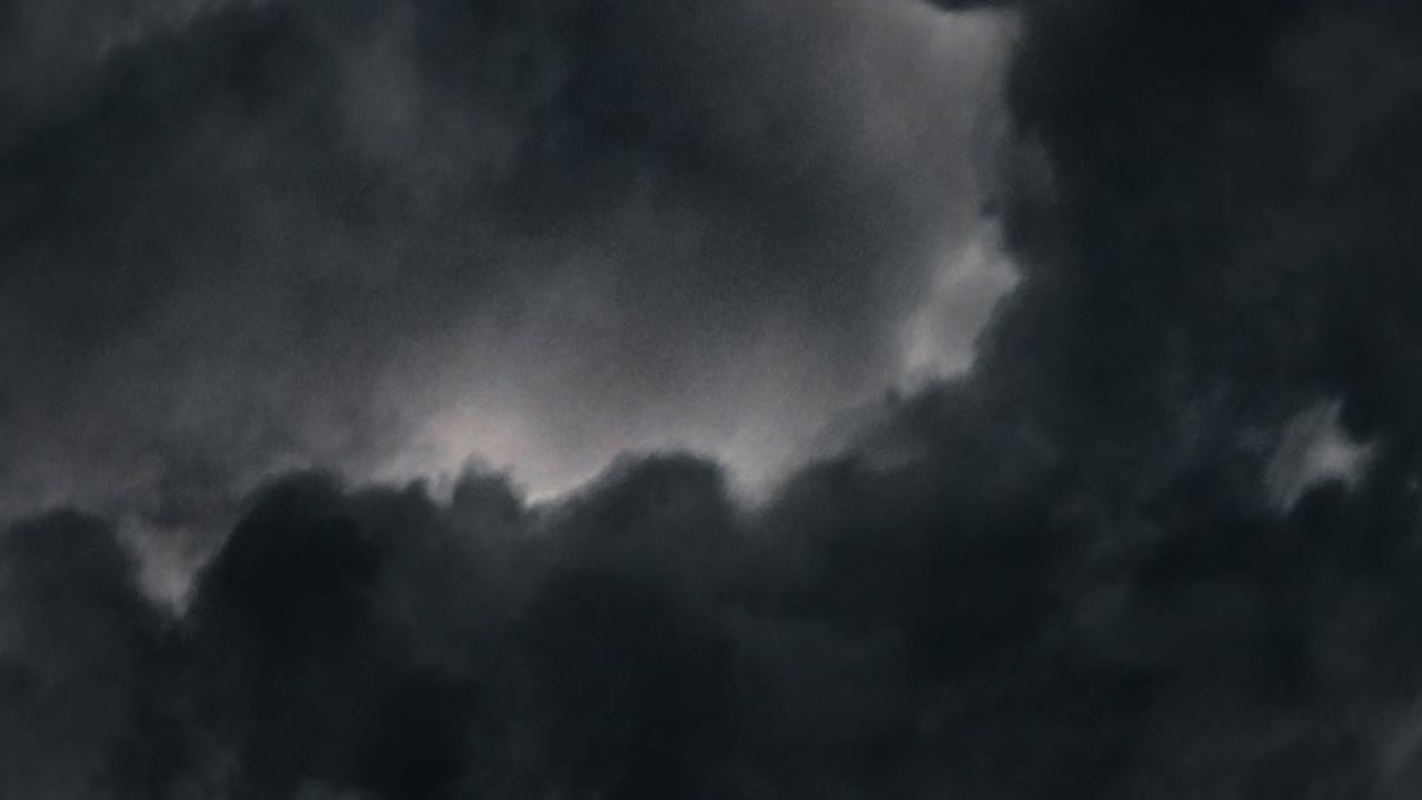 4k의 어두운 폭풍우 구름이 빠르게 움직이고 있습니다.