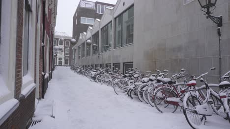 Niederländische-Stadtfahrräder-Mit-Starkem-Winterschnee-Bedeckt,-Leiden,-Niederlande