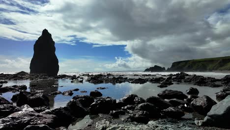 Nubes-De-Tormenta-De-Timelapse-Moviéndose-Sobre-Una-Impresionante-Pila-De-Mar-Y-Mareas-Entrantes-Al-Atardecer-En-La-Costa-De-Cobre-En-Waterford,-Irlanda