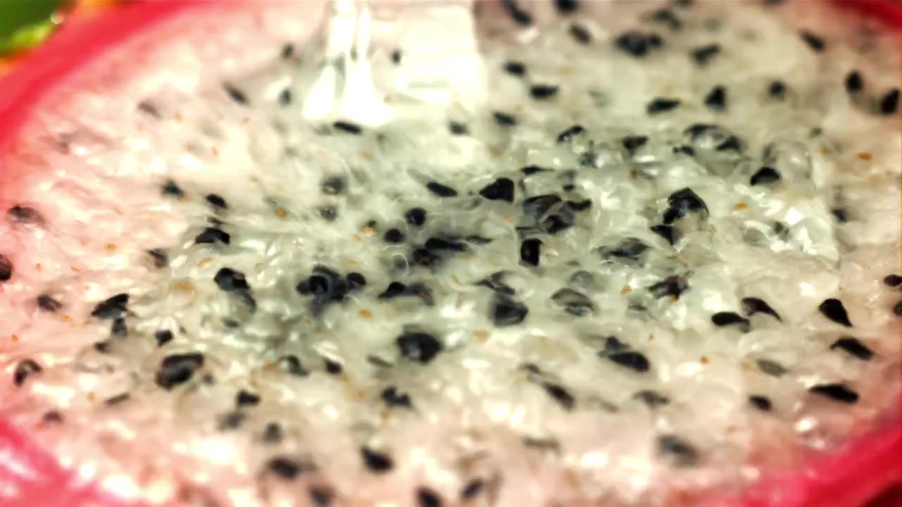 Acqua che si Versa su Polpa e Semi Freschi di Frutto del Drago
