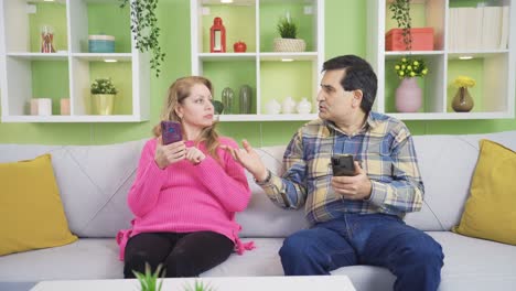 la pareja madura inquieta no está interesada en el otro y comienza a discutir.
