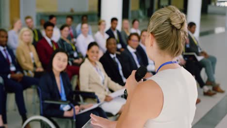 Eine-Sprecherin-Spricht-In-Einem-Business-Seminar-Im-Modernen-Büro-4K