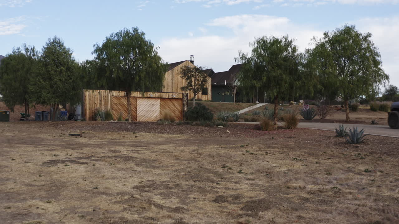 todoterreno jeep que llega a la granja después de un viaje de aventura en las montañas desiertas