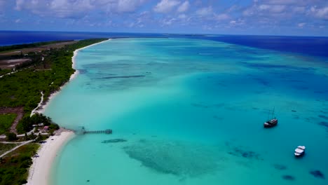 Ascenso-Suave-Sobre-Aguas-Tranquilas-Junto-A-La-Costa-De-Maldivas-Y-Playa-Blanca