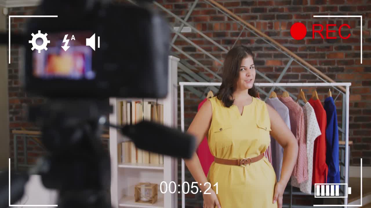 Animación de pantalla de cámara con interfaz digital superpuesta sobre una vlogger de moda femenina grabando un vlog en casa.