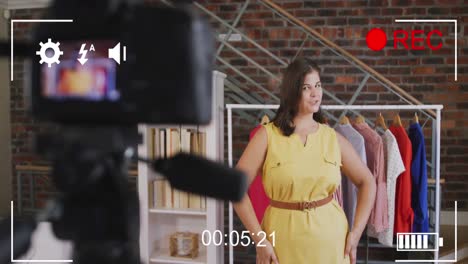 animación de la pantalla de la cámara con interfaz digital sobre vlogger de moda femenina grabando vlog en casa