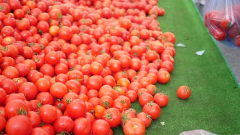 una gran pila de tomates rojos para la venta en un mercado de agricultores