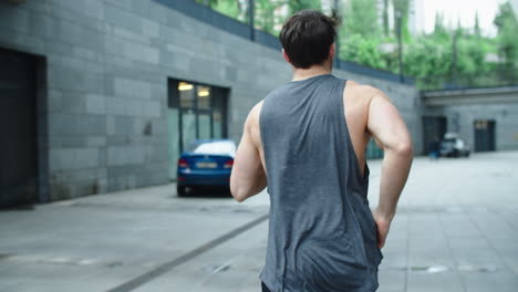 Hombre-En-Forma-Corriendo-Al-Aire-Libre-En-Cámara-Lenta.-Vista-Posterior-De-La-Carrera-De-Entrenamiento-Del-Hombre-Atleta