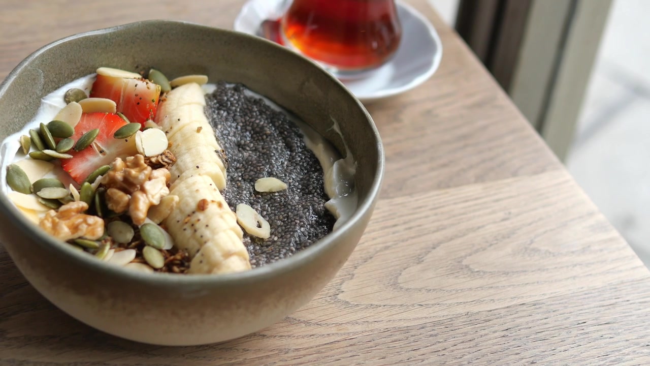 Ciotola per Colazione Salutare con Yogurt, Frutta e Semi