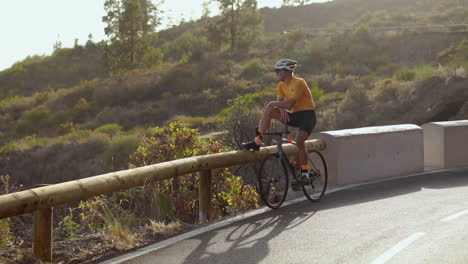 El-Ciclista-Descansa-Después-De-Su-Viaje-Y-Se-Maravilla-Con-El-Pintoresco-Paisaje-Montañoso