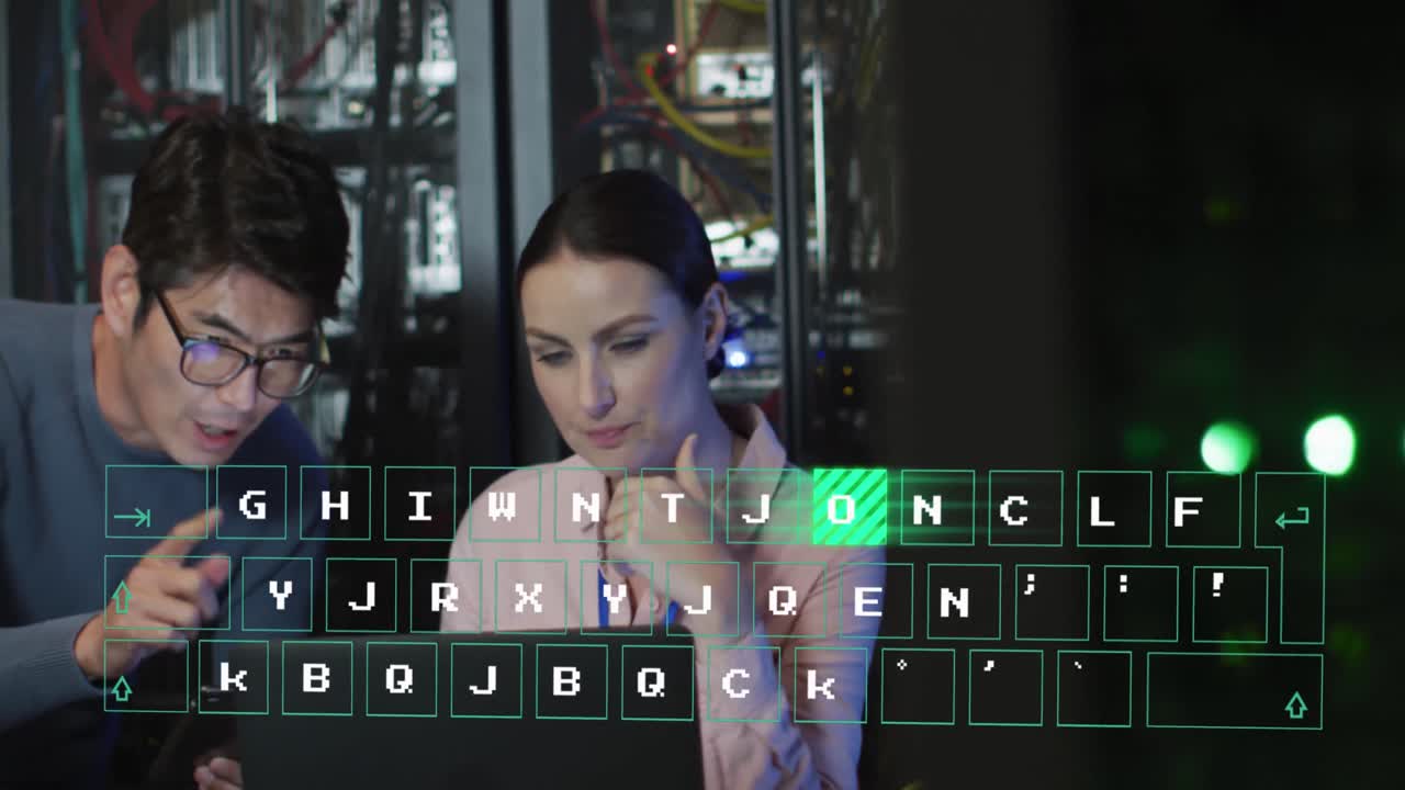 animación de código binario sobre un hombre y una mujer diversos trabajando en una computadora portátil en la sala del servidor
