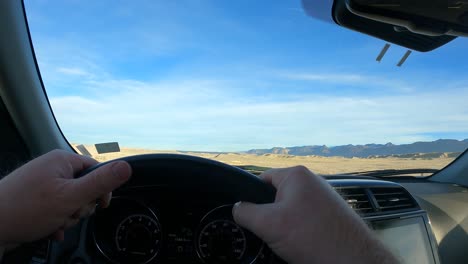 conduciendo al gran cañón para unas vacaciones familiares - punto de vista del conductor hiperlapso desde el interior del coche