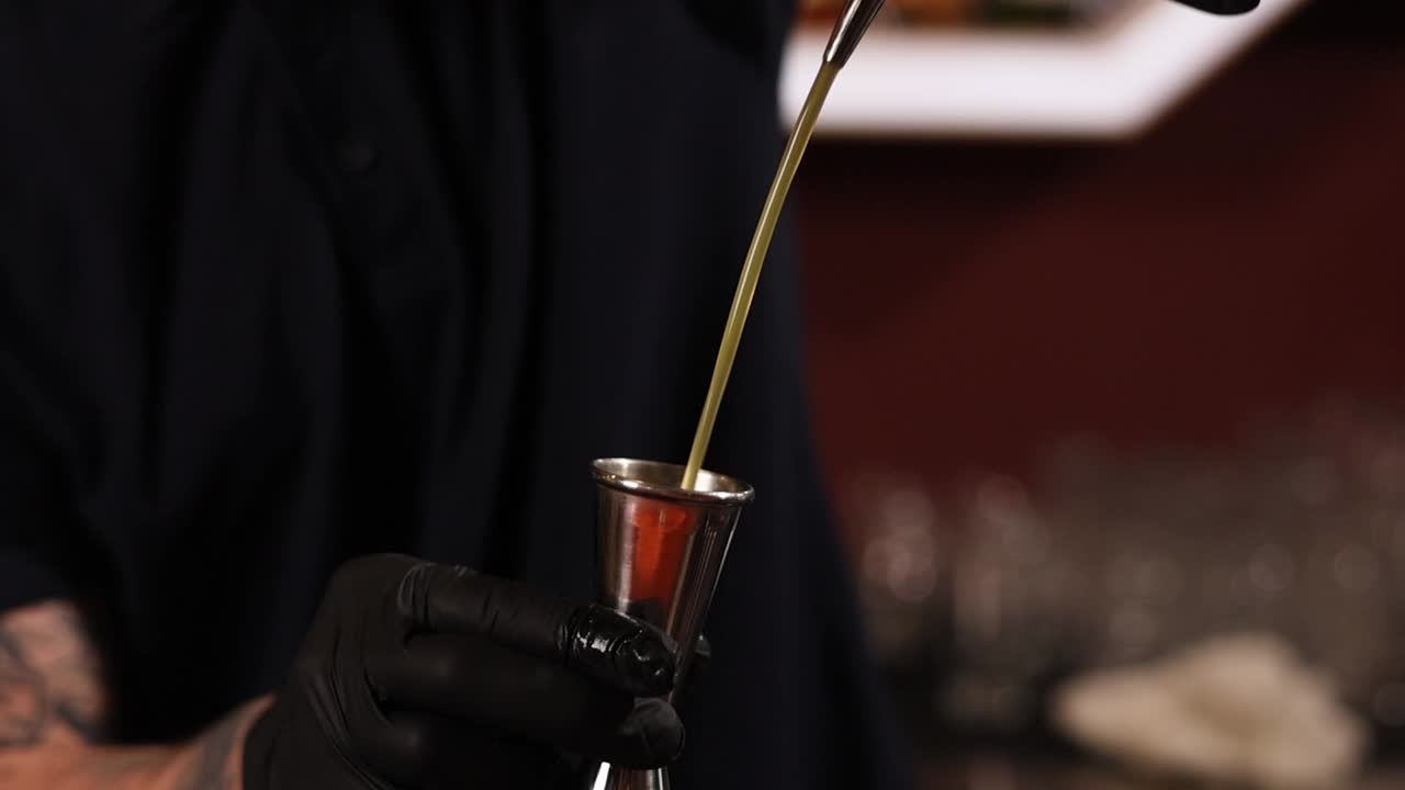 Il barista prepara un cocktail